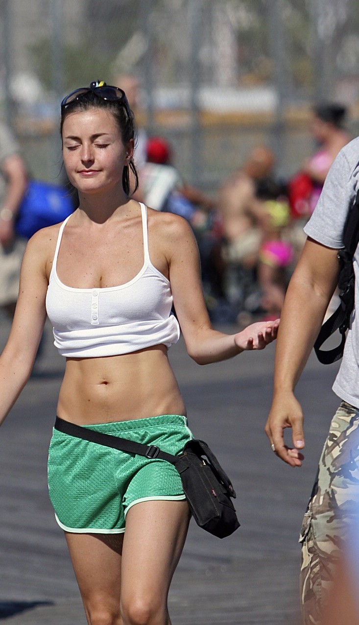 Braless Amateur in the Sun.